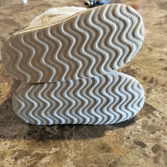 Toddler girls comfy booties! - Picture 5 of 5